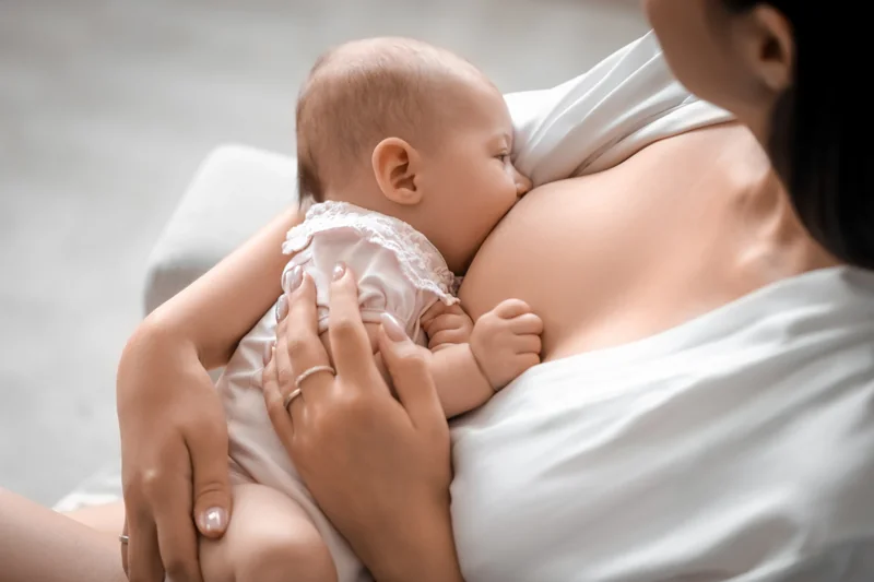 Ein Baby wird gestillt